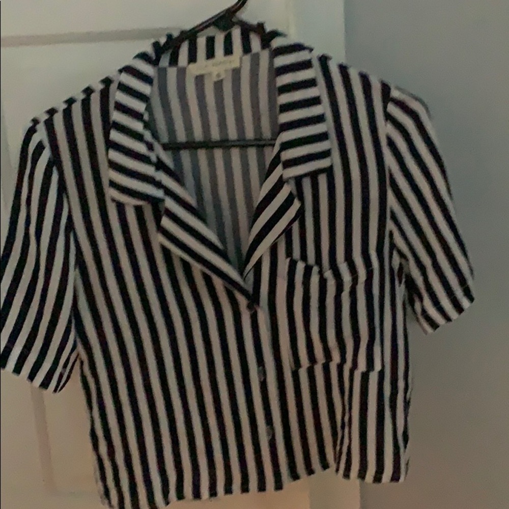 Short sleeve, striped, mid top